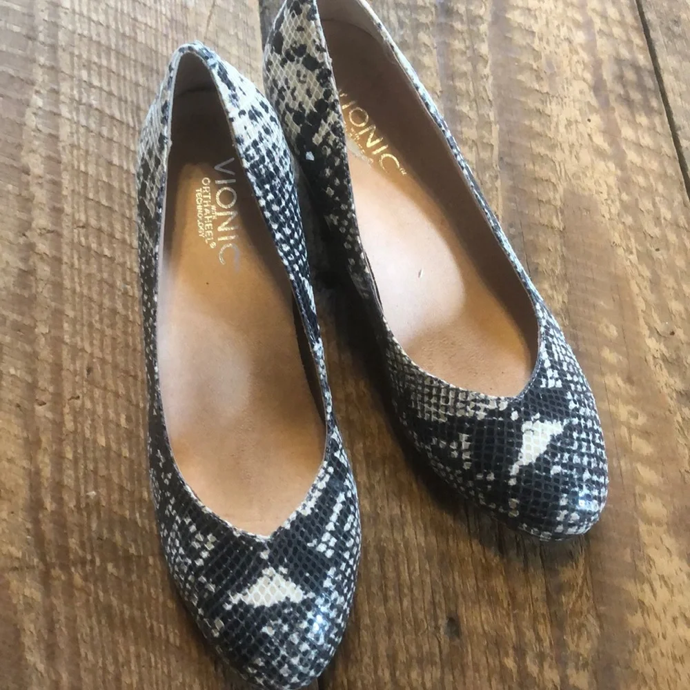 Vionic Antonia snakeskin wedge 7
